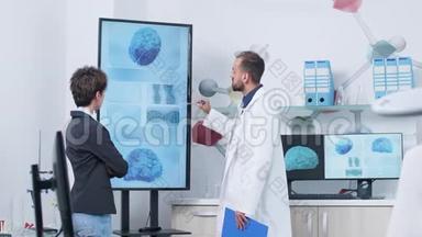 穿着白色长袍的医生在医学研究机构向病人展示三维大脑模拟
